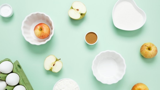 misa čerstvých surovín na pastelovom pozadí